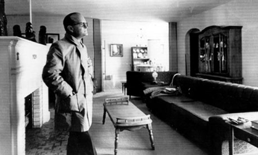 Truman Capote in the Clutter living room.